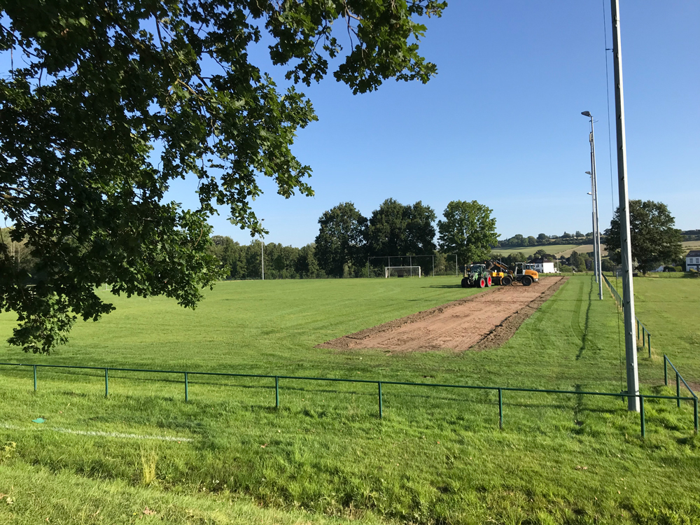 Voetbalveld-Vaals-aanleg-graszoden-oud-gras-verwijderen-1
