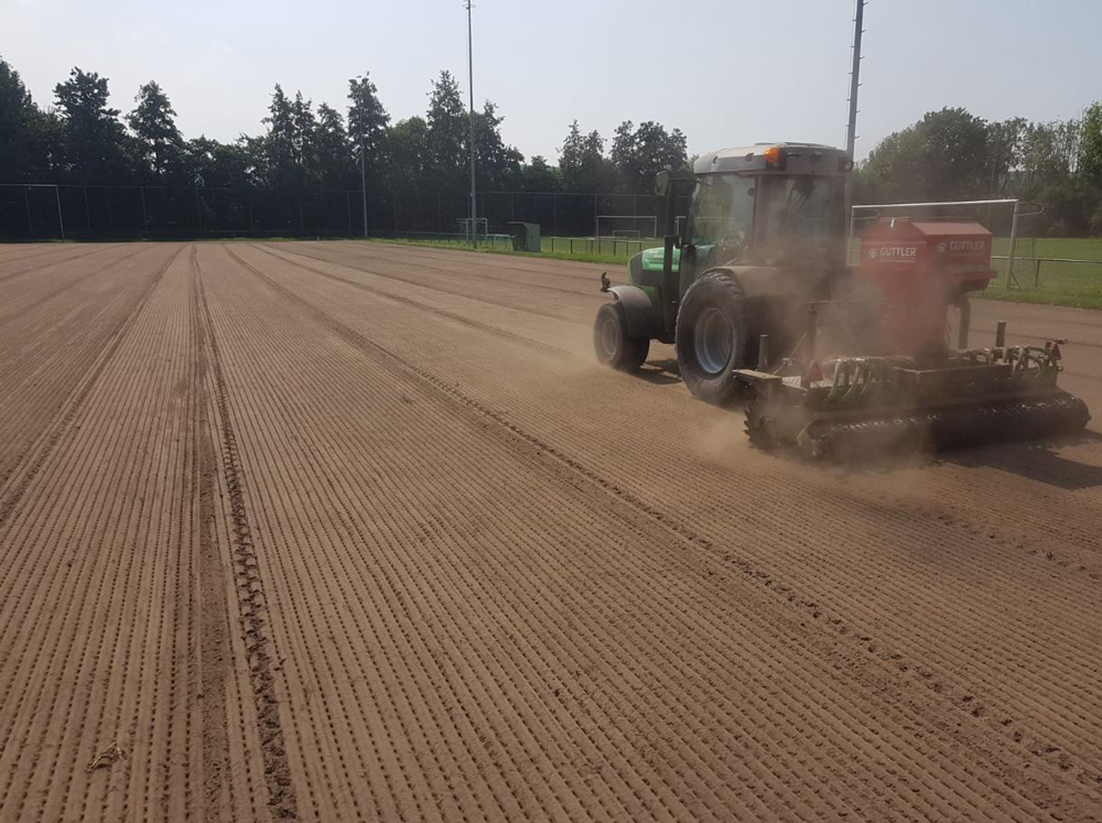 Voetbalveld-Vaals-voorbereidingen-graszoden